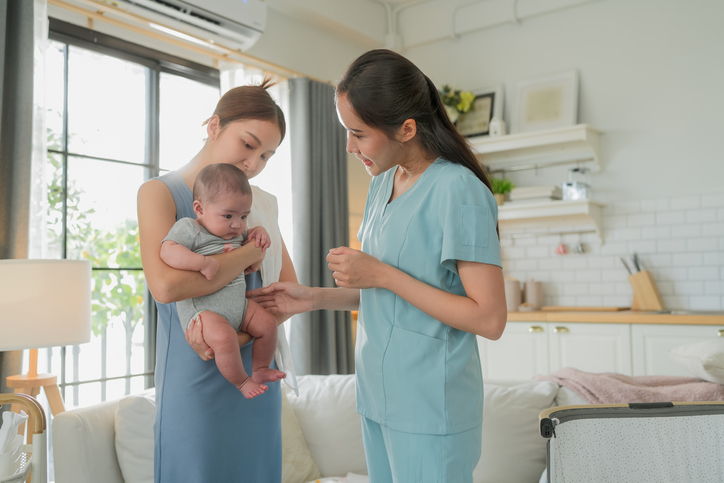 A babynurse supporting parents with newborn care at home, helping families ease the back-to-school and work transition.